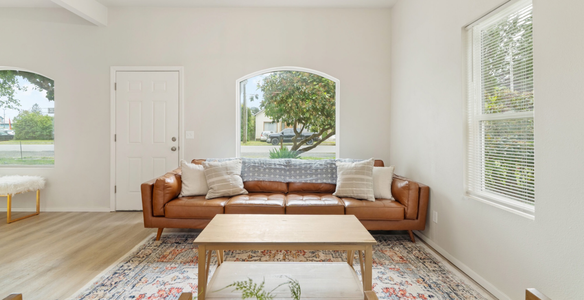 814 Emerson — living room