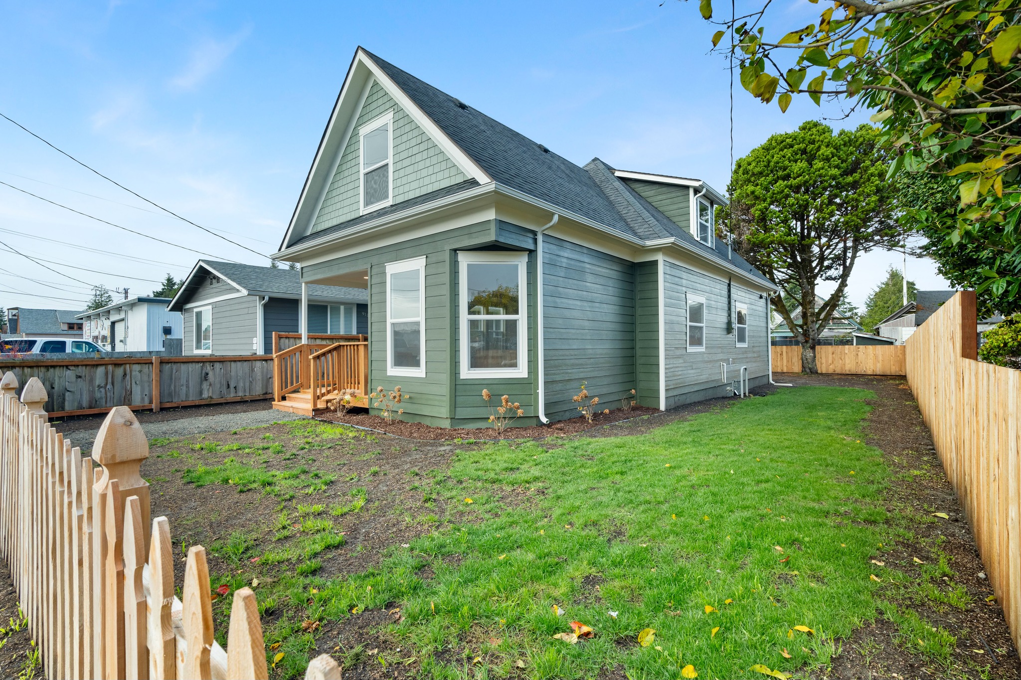 Eklund Ave — exterior with bay window and landscaped lawn