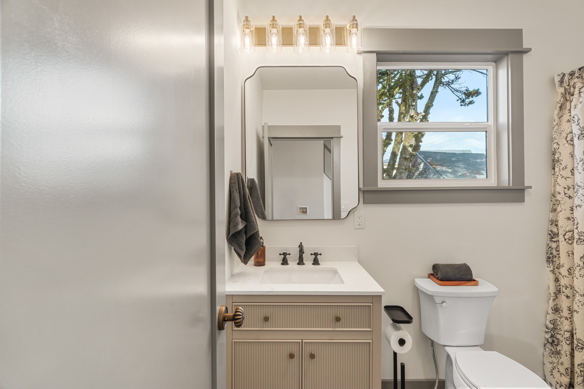 Eklund Ave — second bath with fluted vanity